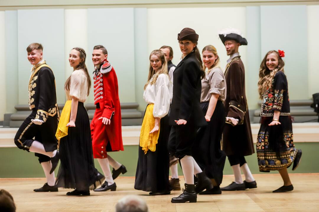 Nuotaika: Muzikos akademijos studentų energija, įsitraukimas į vaidmenis kompensavo teatro pastatymui įprastos, pasakojimo foną kuriančios scenografijos stygių.