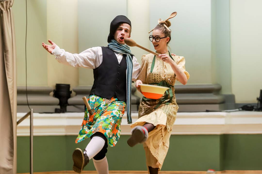 Nuotaika: Muzikos akademijos studentų energija, įsitraukimas į vaidmenis kompensavo teatro pastatymui įprastos, pasakojimo foną kuriančios scenografijos stygių.