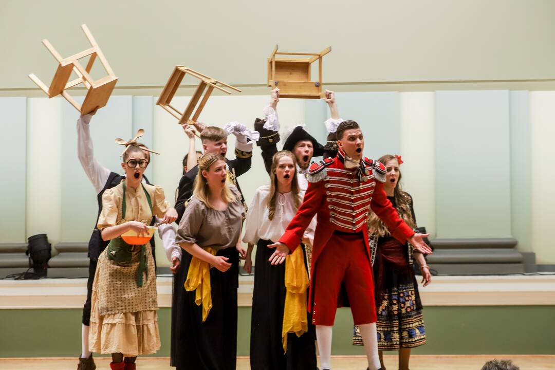 Nuotaika: Muzikos akademijos studentų energija, įsitraukimas į vaidmenis kompensavo teatro pastatymui įprastos, pasakojimo foną kuriančios scenografijos stygių.