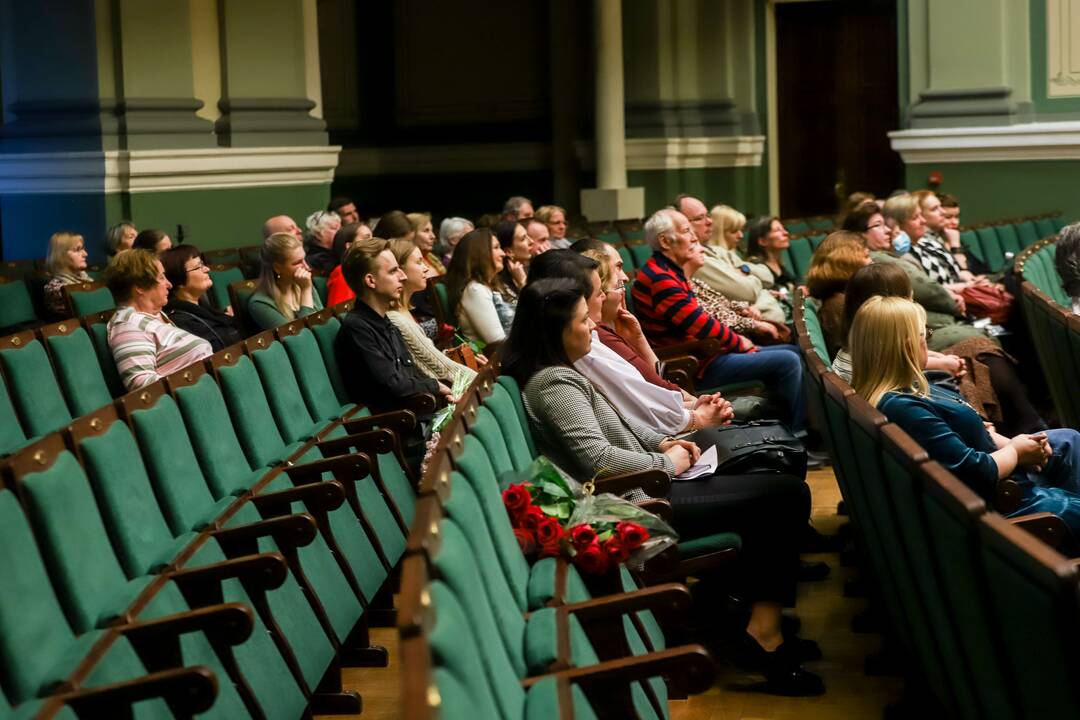 Nuotaika: Muzikos akademijos studentų energija, įsitraukimas į vaidmenis kompensavo teatro pastatymui įprastos, pasakojimo foną kuriančios scenografijos stygių.