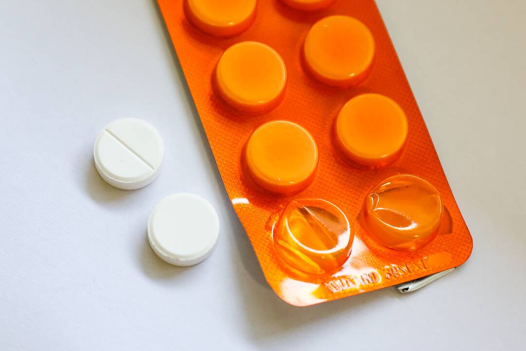 Neapsigaukite: apsinuodijus paracetamoliu, pirmąją parą žmogus gali nejausti jokių simptomų – gali varginti silpnumas, pykinimas, vėmimas.