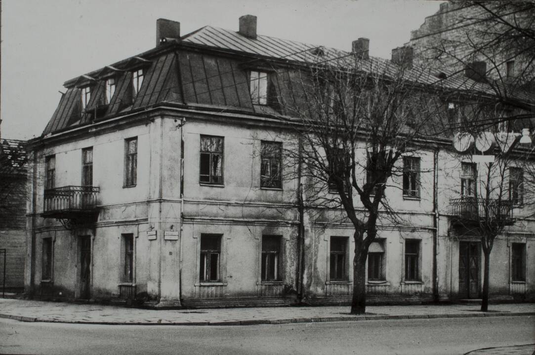 Nebeliko: J. ir L. Raupių namas K. Donelaičio g. 19 / A. Mickevičiaus g. 26, įamžintas likus porai metų iki nugriovimo.