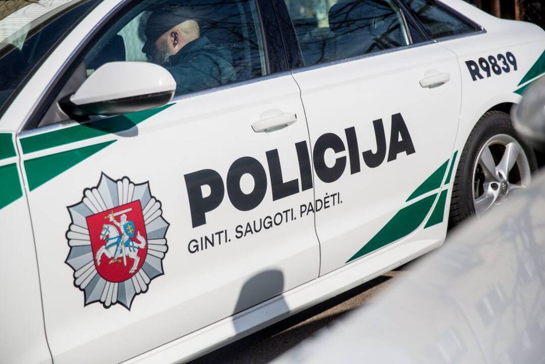 Neblaivus keturratį vairavęs jaunuolis sukėlė avariją: šešiolikmetė keleivė – ligoninėje