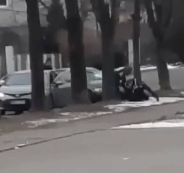 Nufilmavo girto vairuotojo šou: įsirėžęs į medį ir kliudęs pareigūną, su juo susigrūmė
