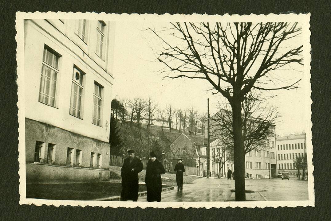 Nebeliko: J. ir L. Raupių namas K. Donelaičio g. 19 / A. Mickevičiaus g. 26, įamžintas likus porai metų iki nugriovimo.