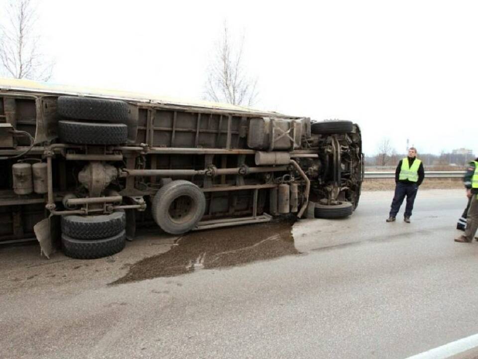 Jurbarko rajone apvirto vilkikas: išbyrėjo dešimt tonų grūdų
