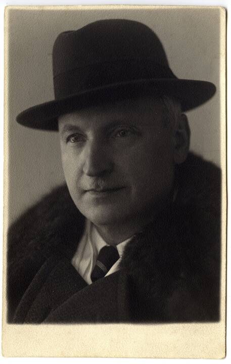 Dviese: A. Žukauskas-Vienuolis su sūnumi Stasiu, tuo metu tarnavusiu Lietuvos kariuomenėje. Kaunas. 1937. VŽM 4957