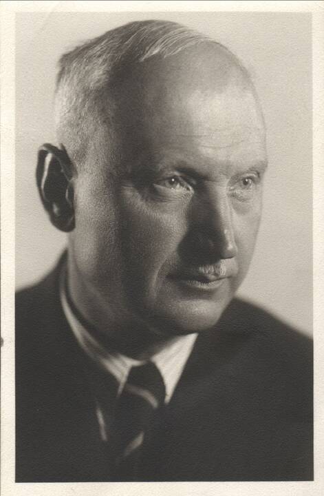 Dviese: A. Žukauskas-Vienuolis su sūnumi Stasiu, tuo metu tarnavusiu Lietuvos kariuomenėje. Kaunas. 1937. VŽM 4957
