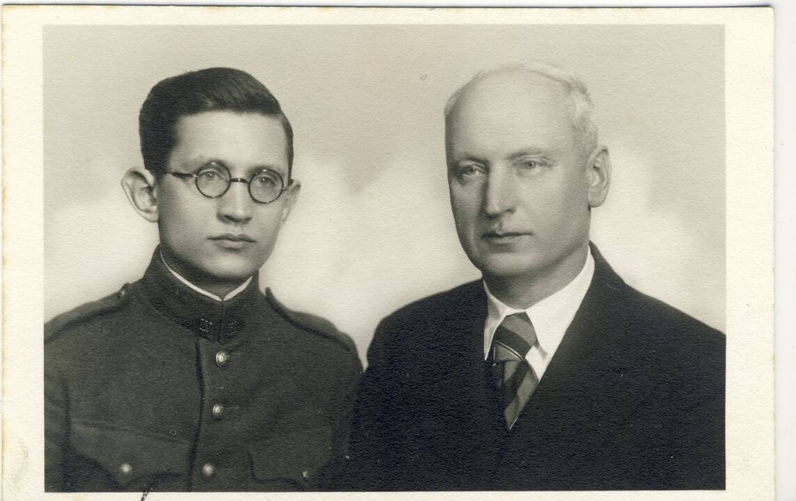 Dviese: A. Žukauskas-Vienuolis su sūnumi Stasiu, tuo metu tarnavusiu Lietuvos kariuomenėje. Kaunas. 1937. VŽM 4957