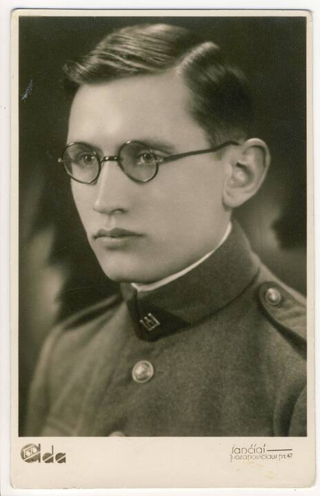 Dviese: A. Žukauskas-Vienuolis su sūnumi Stasiu, tuo metu tarnavusiu Lietuvos kariuomenėje. Kaunas. 1937. VŽM 4957