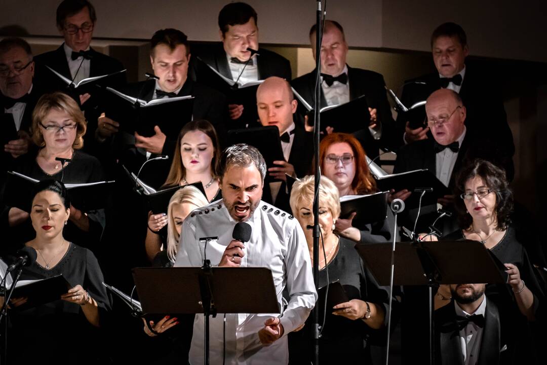 Festivalyje: „Iš arti“ dalyvavusio K. Variakojo diriguojamo Lietuvos simfoninio pučiamųjų orkestro, G. Gelgotės koncerto akimirka.