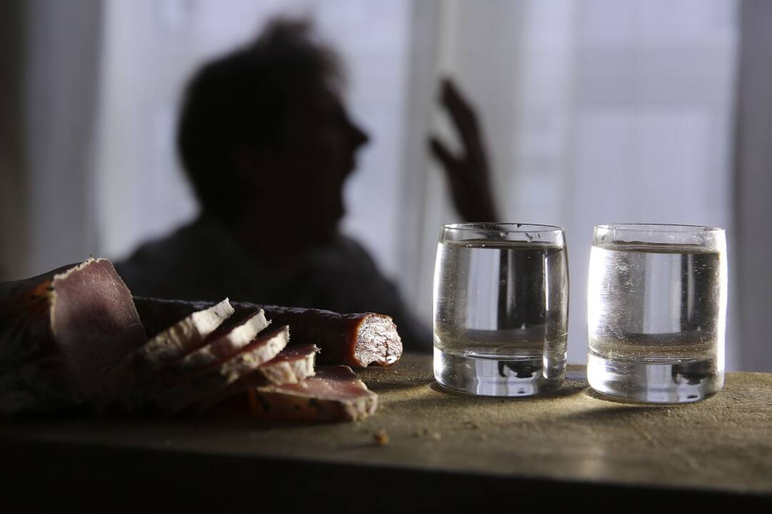 Šiaulių rajone prieš vyrą smurtavusi girtutėlė moteris bandė papirkti pareigūną