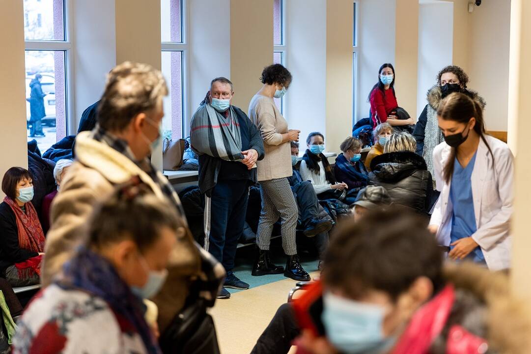 Aštuonis mėnesius eilėse pas gydytoją laukiantiems pacientams žada: netrukus bus geriau