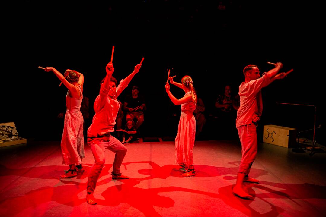 Įtraukia: „No Shoes“ teatro kūrėjai neapsiriboja tik spektaklių rodymu moksleiviams – R. Klezys drąsiai griauna žiūrovą ir aktorių skiriančią ribą.