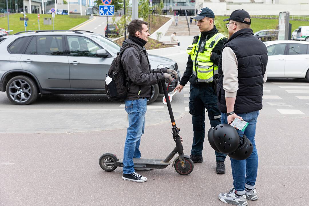 Tikrinami paspirtukininkai.