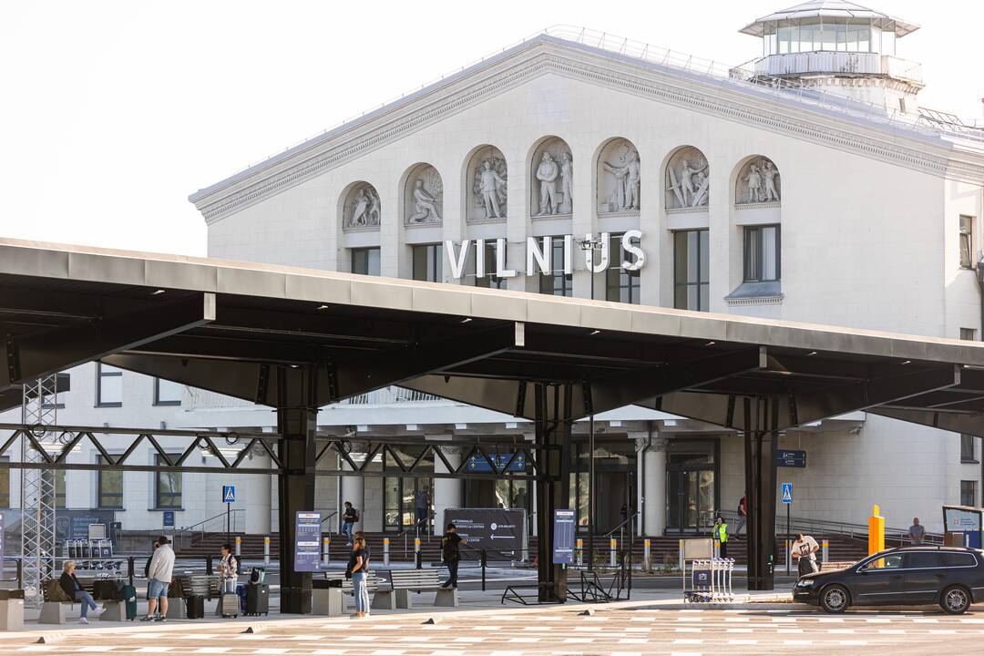Rekonstruota Vilniaus oro uosto centrinė aikštė.