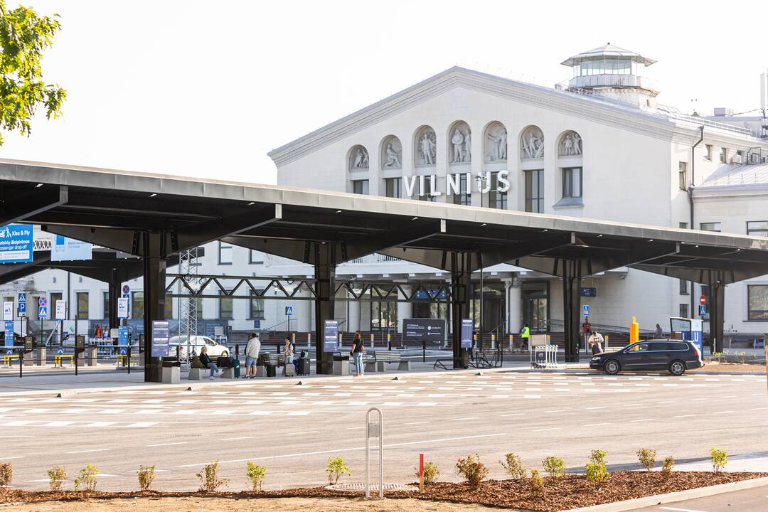 Rekonstruota Vilniaus oro uosto centrinė aikštė.