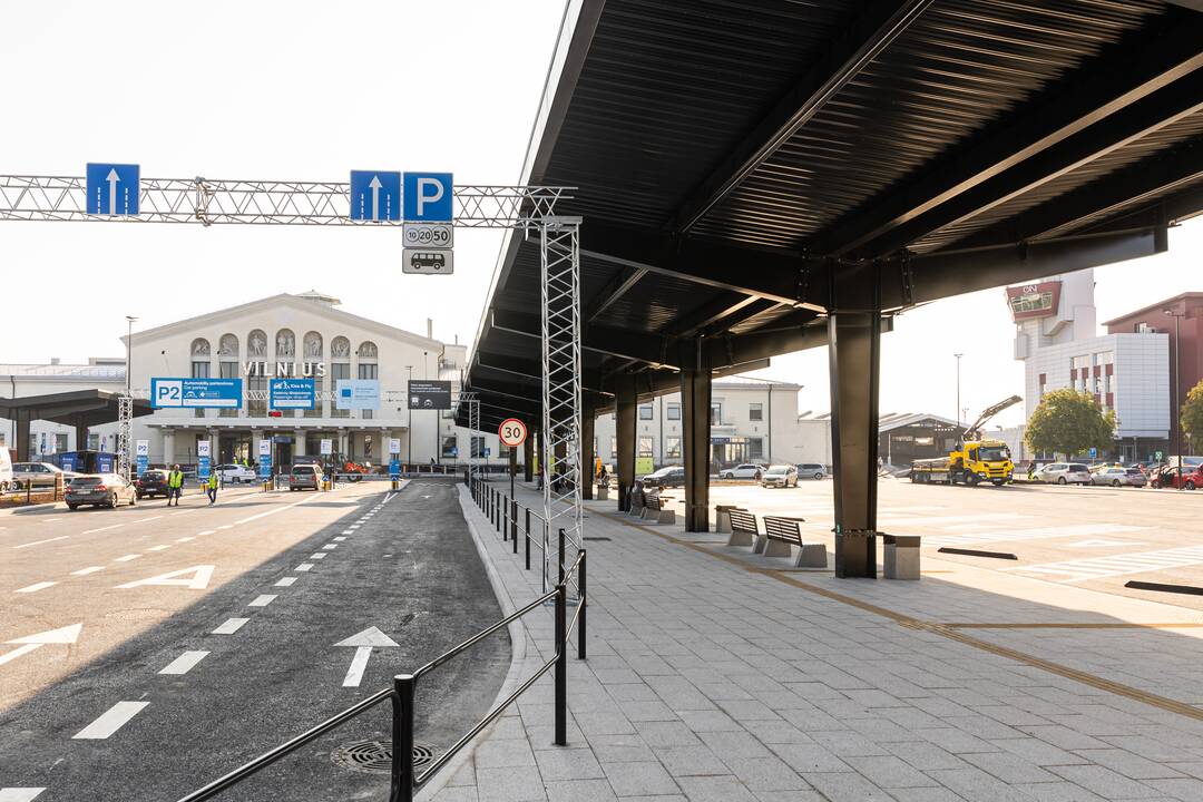Rekonstruota Vilniaus oro uosto centrinė aikštė.