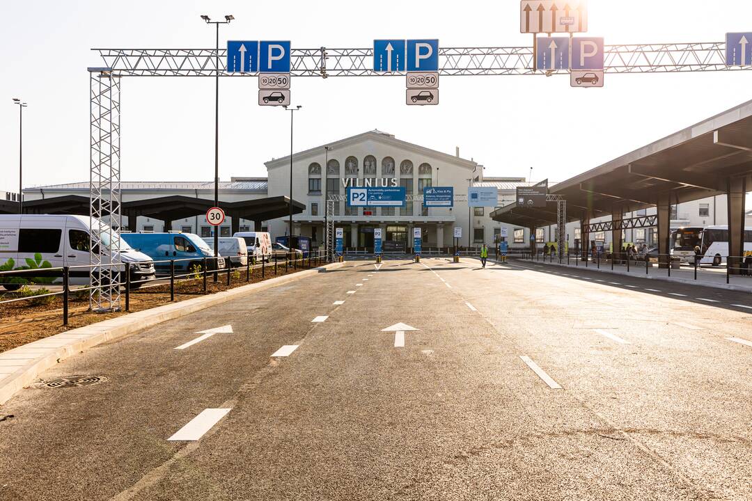 Rekonstruota Vilniaus oro uosto centrinė aikštė.