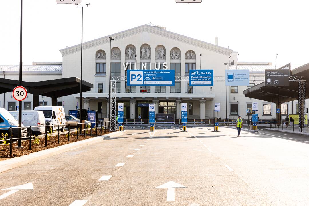 Rekonstruota Vilniaus oro uosto centrinė aikštė.