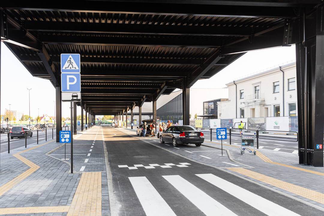 Rekonstruota Vilniaus oro uosto centrinė aikštė.