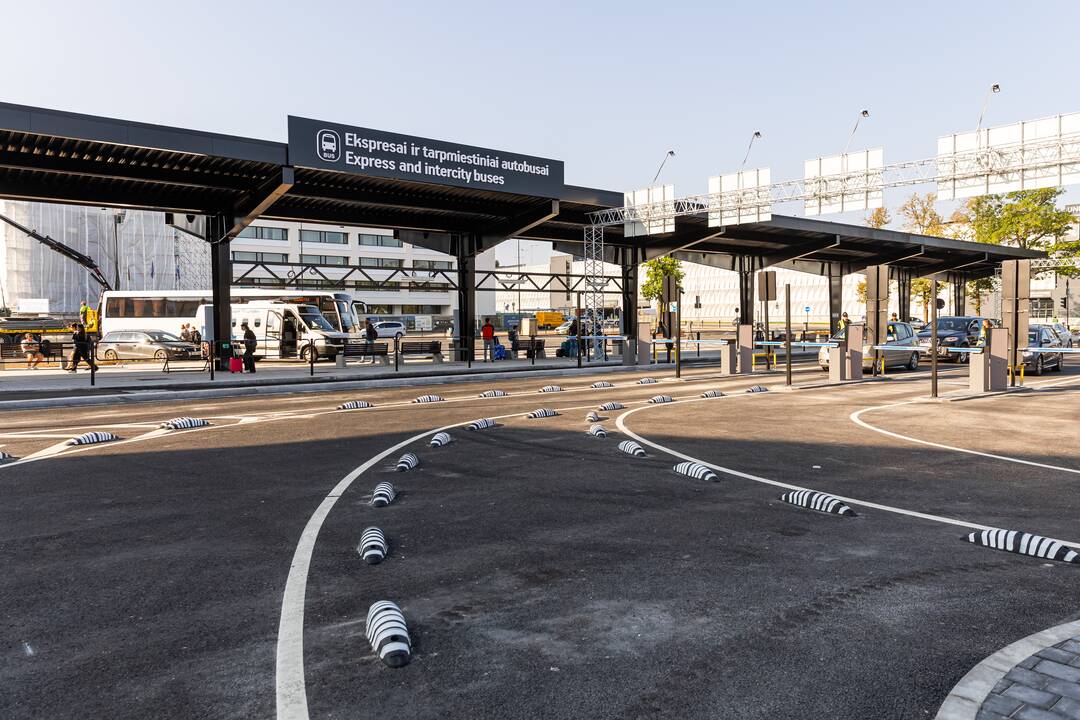 Rekonstruota Vilniaus oro uosto centrinė aikštė.