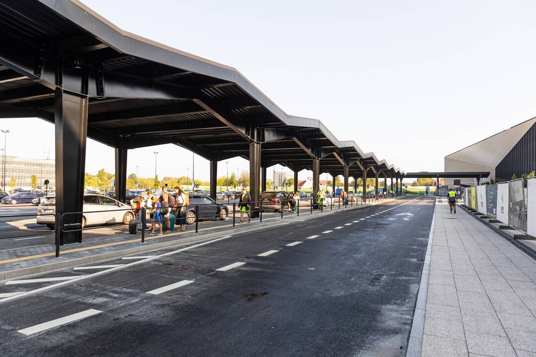 Rekonstruota Vilniaus oro uosto centrinė aikštė.
