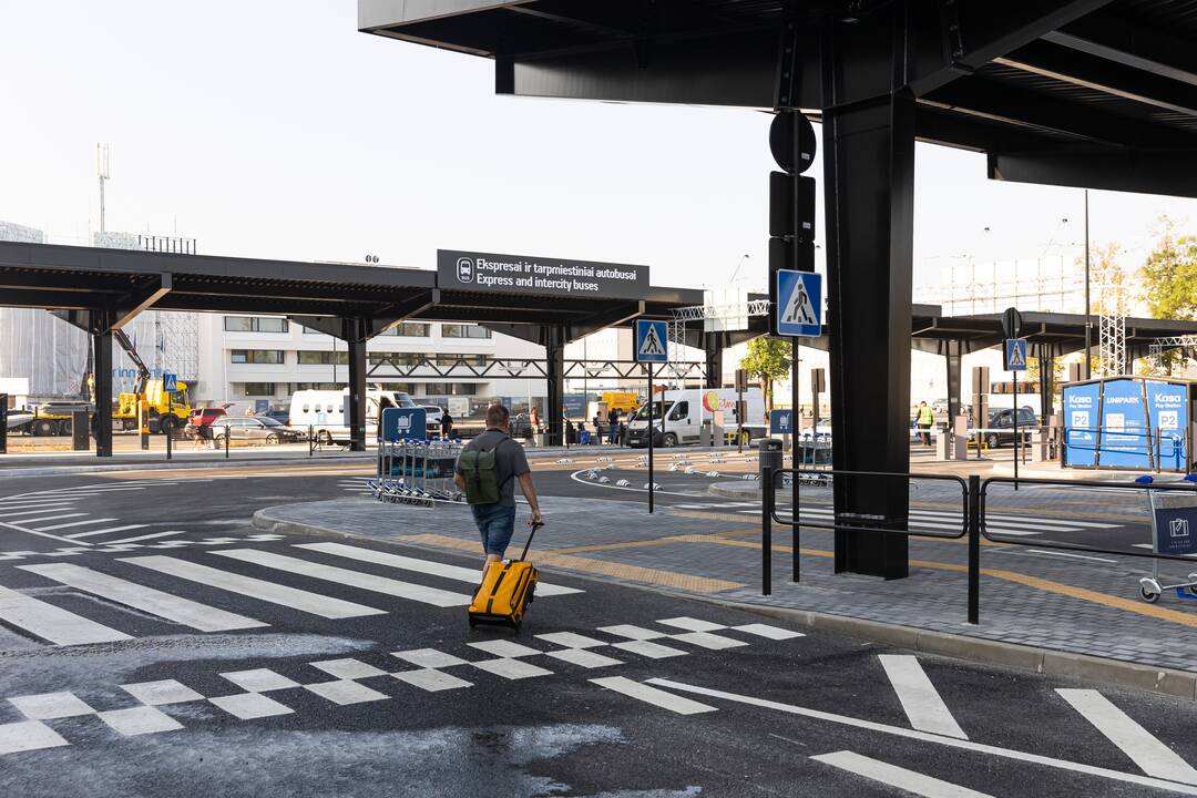 Rekonstruota Vilniaus oro uosto centrinė aikštė.
