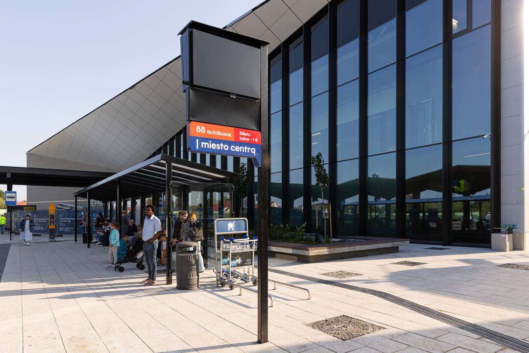 Rekonstruota Vilniaus oro uosto centrinė aikštė.
