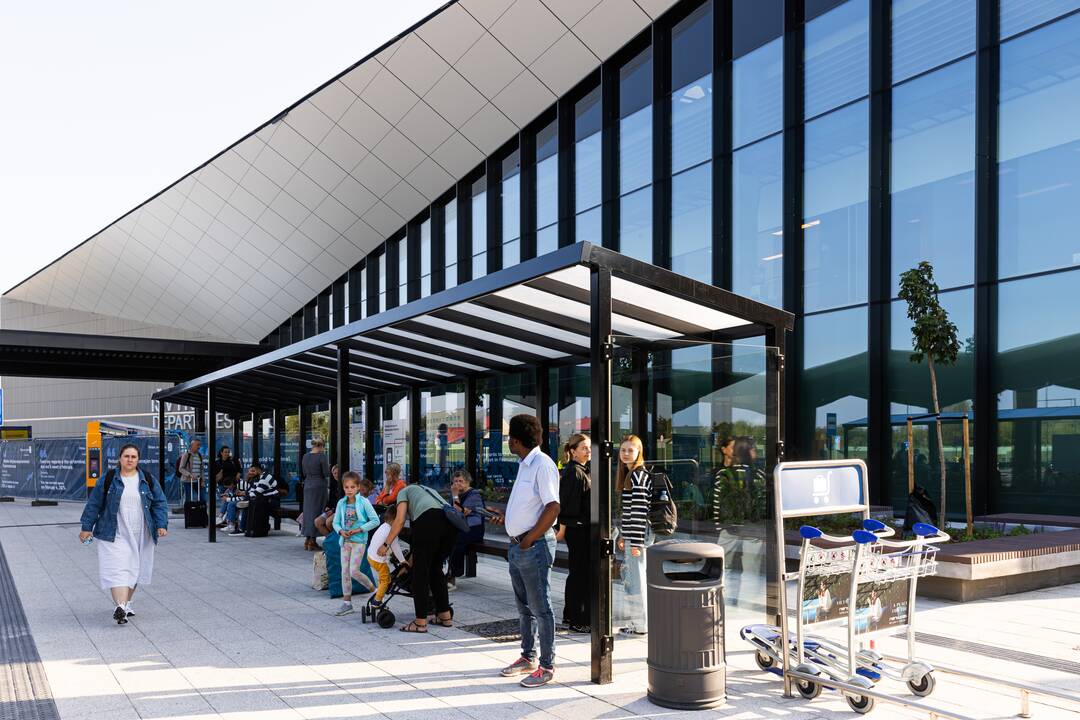 Rekonstruota Vilniaus oro uosto centrinė aikštė.