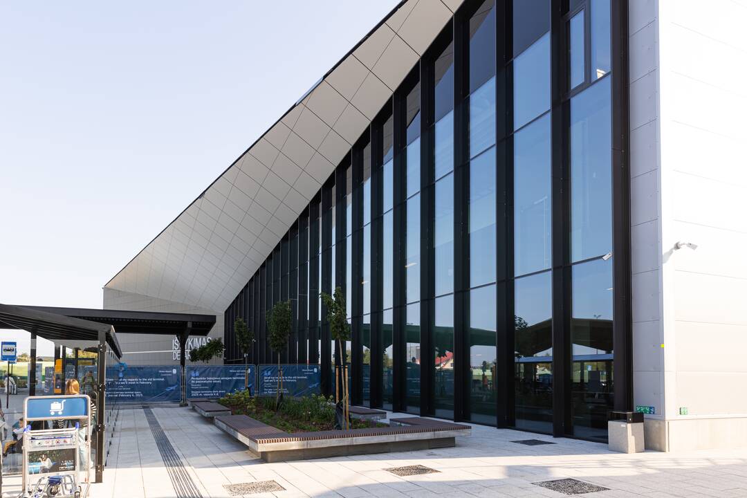 Rekonstruota Vilniaus oro uosto centrinė aikštė.