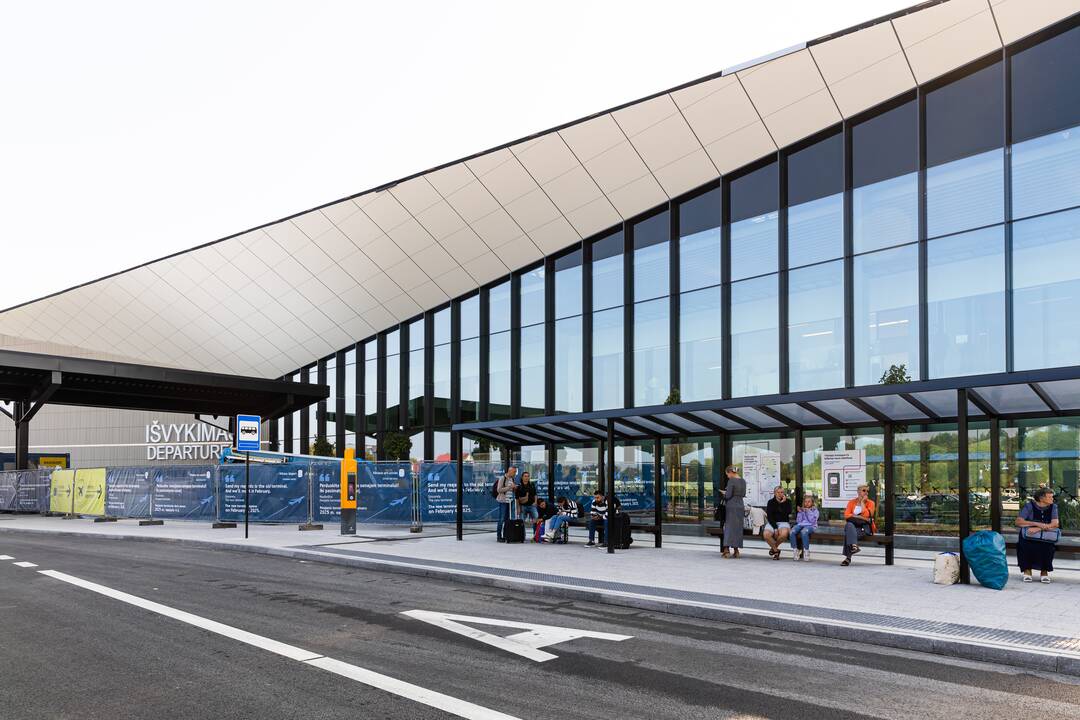 Rekonstruota Vilniaus oro uosto centrinė aikštė.