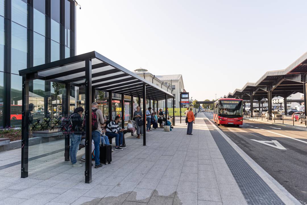 Rekonstruota Vilniaus oro uosto centrinė aikštė.
