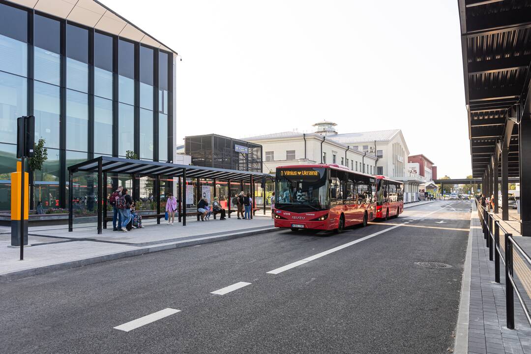 Rekonstruota Vilniaus oro uosto centrinė aikštė.