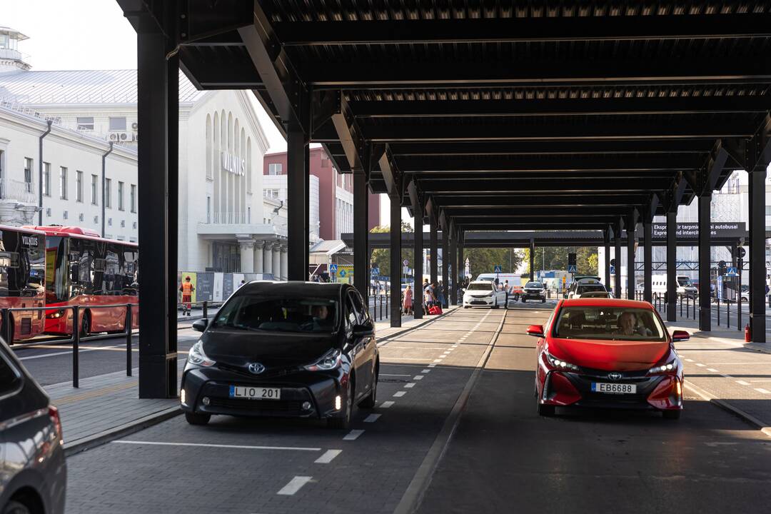 Rekonstruota Vilniaus oro uosto centrinė aikštė.