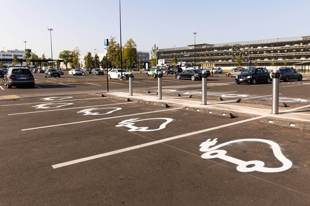 Rekonstruota Vilniaus oro uosto centrinė aikštė.