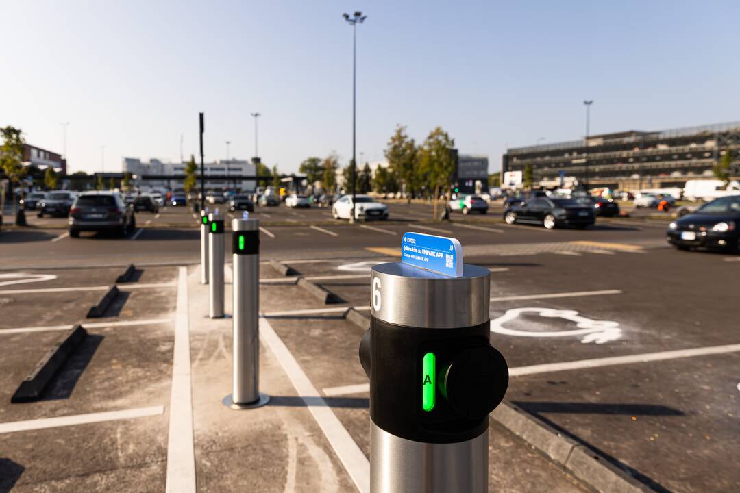 Rekonstruota Vilniaus oro uosto centrinė aikštė.