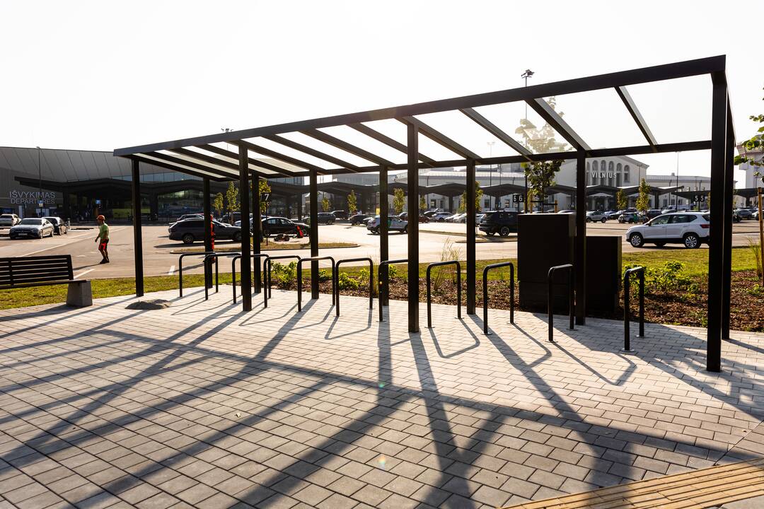 Rekonstruota Vilniaus oro uosto centrinė aikštė.
