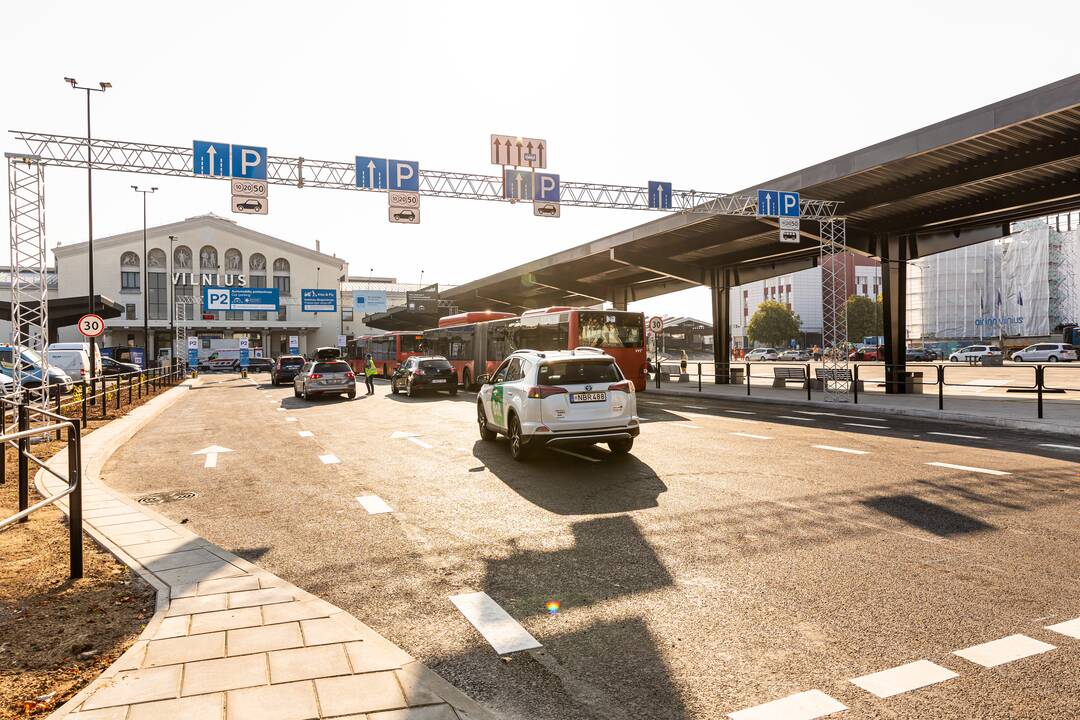 Rekonstruota Vilniaus oro uosto centrinė aikštė.