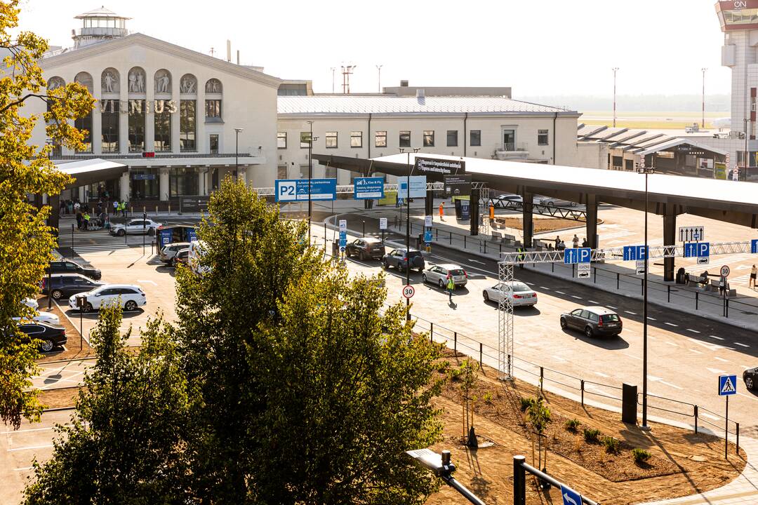 Rekonstruota Vilniaus oro uosto centrinė aikštė.