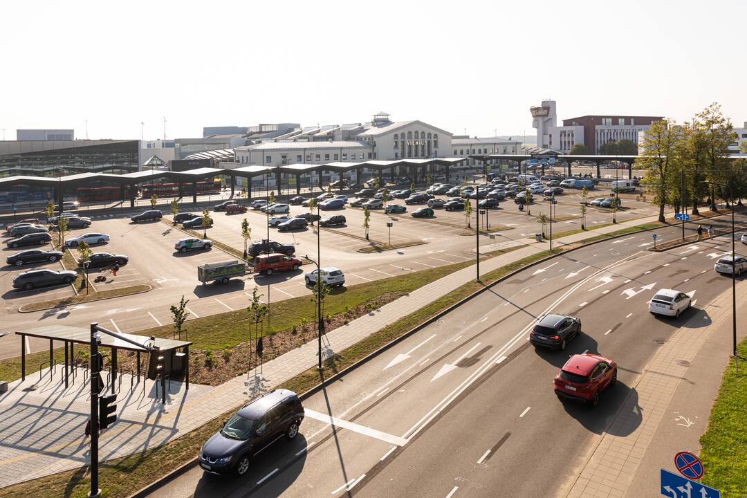Rekonstruota Vilniaus oro uosto centrinė aikštė.