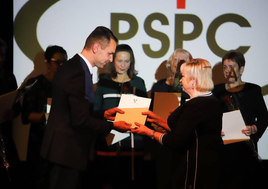 Dėmesys: šventės metu Kauno rajono mero pavaduotojas P.Visockas padėkas įteikė 28 Garliavos PSPC darbuotojams.