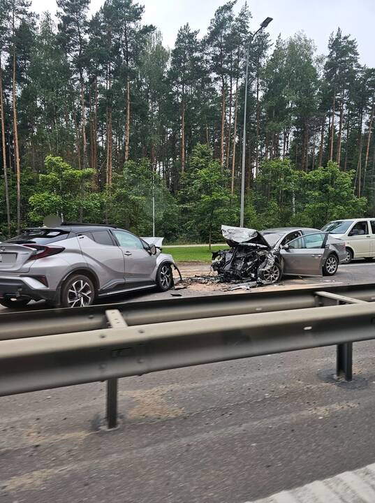 Susidūrę automobiliai.
