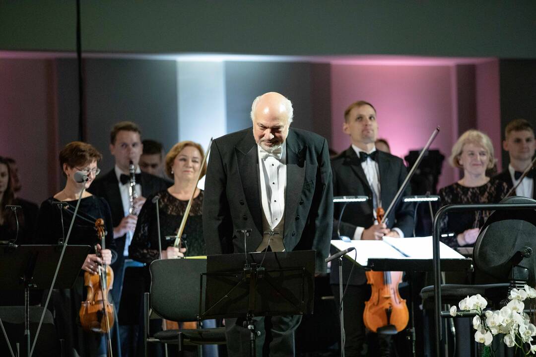 Festivalyje: „Iš arti“ dalyvavusio K. Variakojo diriguojamo Lietuvos simfoninio pučiamųjų orkestro, G. Gelgotės koncerto akimirka.