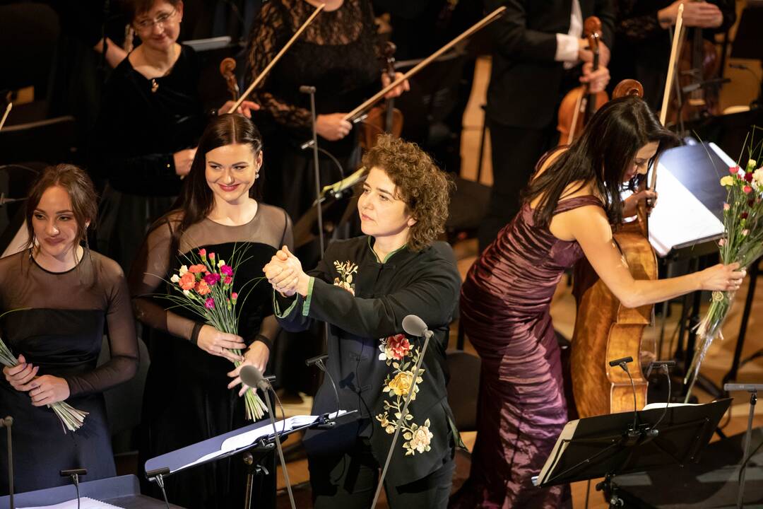Festivalyje: „Iš arti“ dalyvavusio K. Variakojo diriguojamo Lietuvos simfoninio pučiamųjų orkestro, G. Gelgotės koncerto akimirka.