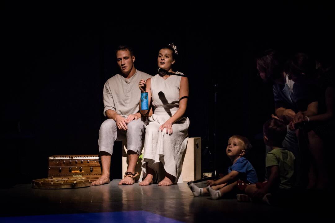 Įtraukia: „No Shoes“ teatro kūrėjai neapsiriboja tik spektaklių rodymu moksleiviams – R. Klezys drąsiai griauna žiūrovą ir aktorių skiriančią ribą.