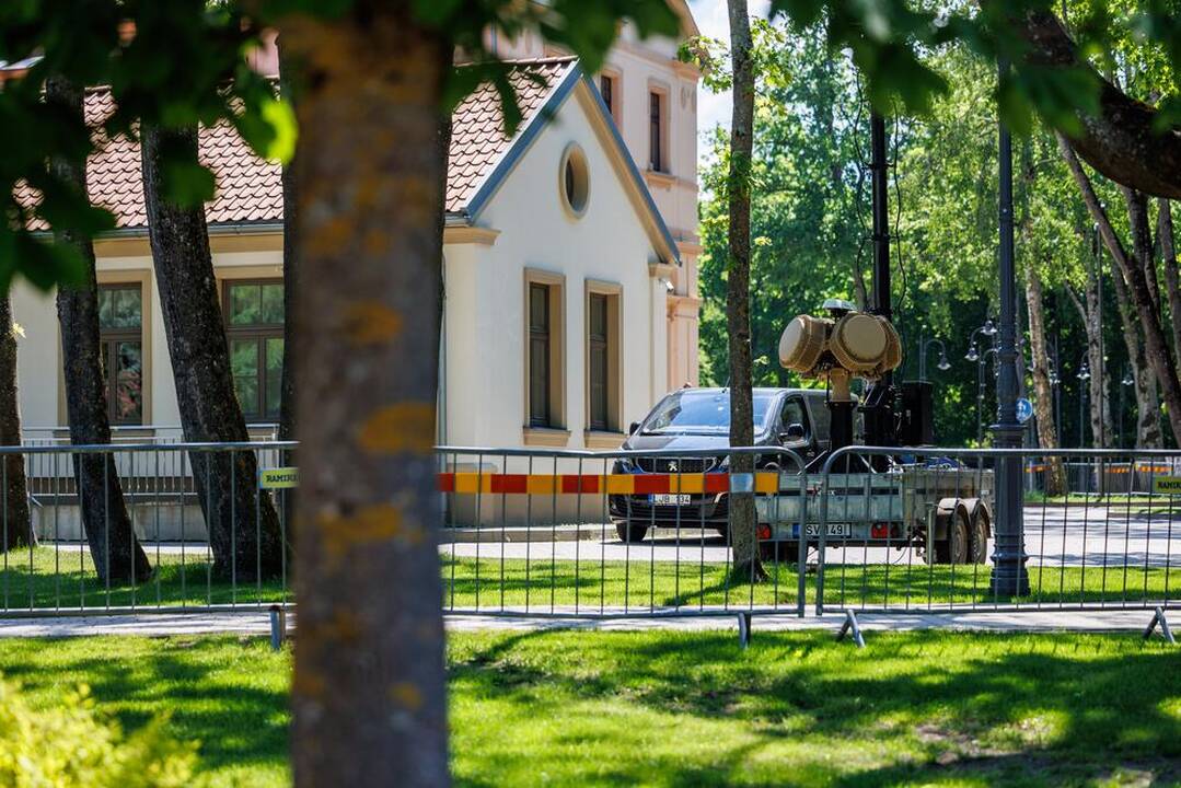 Komunikato pasirašymas.
