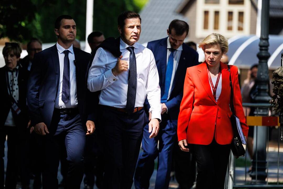 Komunikato pasirašymas.