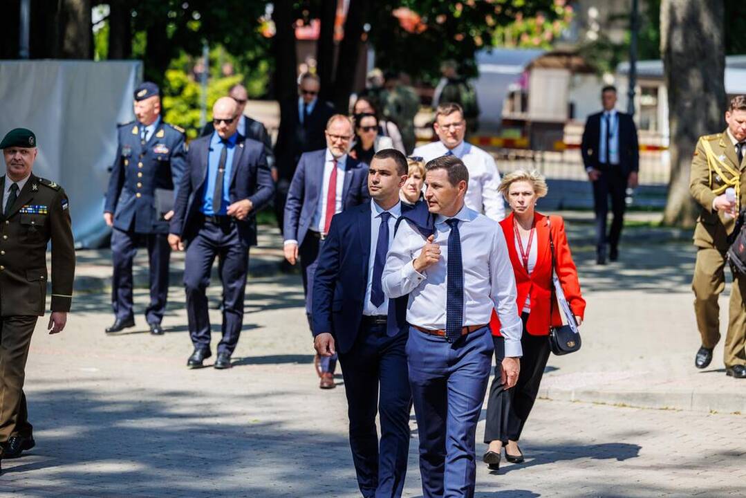 Komunikato pasirašymas.