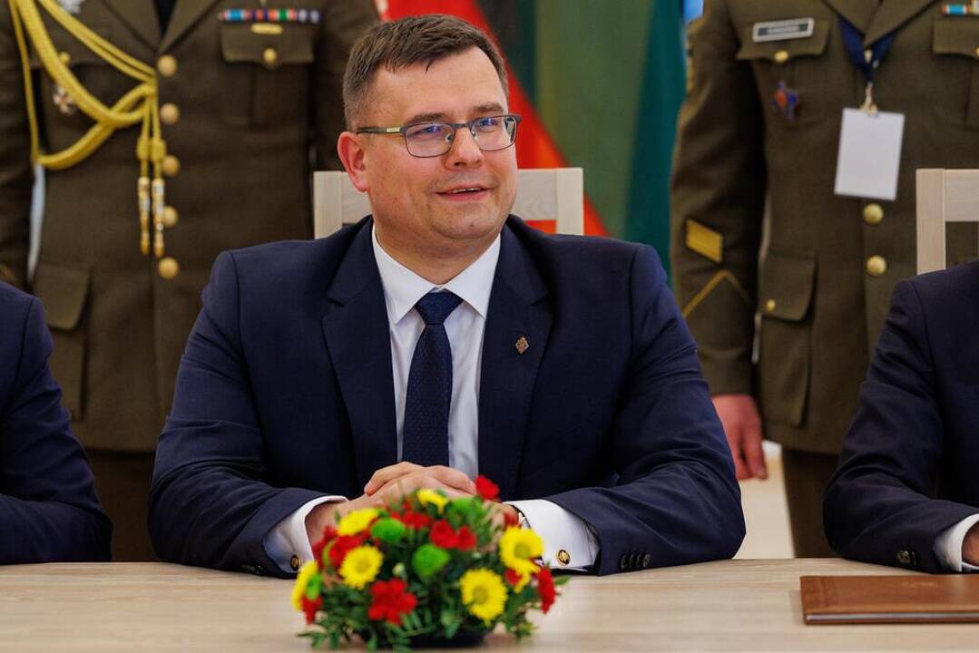 Komunikato pasirašymas.